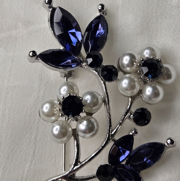 Vintage Look Silvery and Blue Floral Brooch - Picture 2 of 3